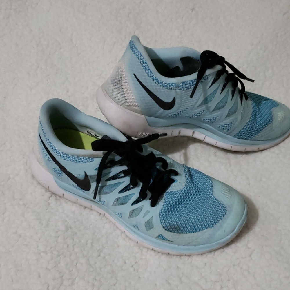 Tennis  shoes